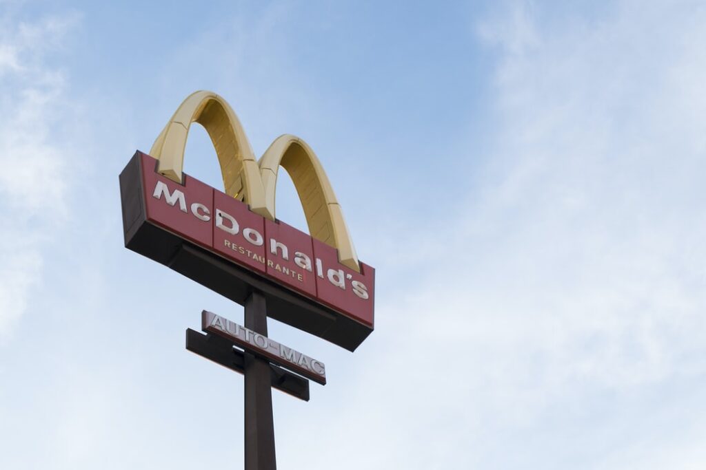 A photo of the McDonald's arch.