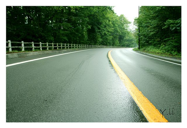 Image of a curved road.