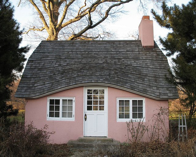 Photograph of a little pink house.