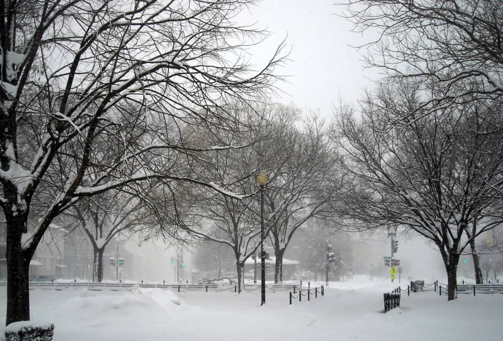 A picture of a blizzard in Dupont Circle.
