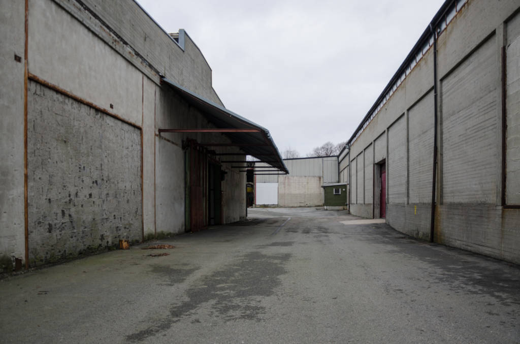 A photo of a warehouse.