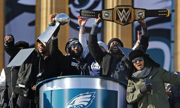 Photo of the Eagles team holding up their trophies for winning the Super Bowl