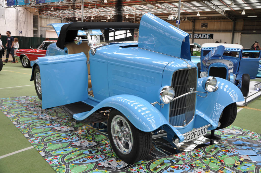 Photo of a blue 1932 Ford Deuce Roadster 5.0L V8 at a car show.