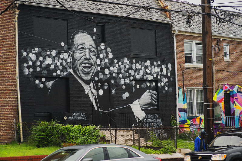 A black and white mural depicting Duke Ellington perfomring