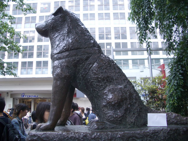 A side profile of a statue of a sitting dog.