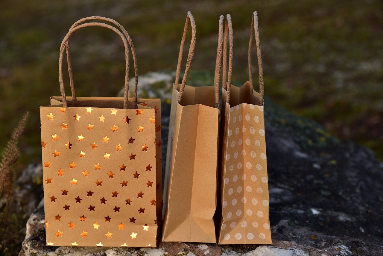 Image of gift tote bags with shiny stars as decoration.