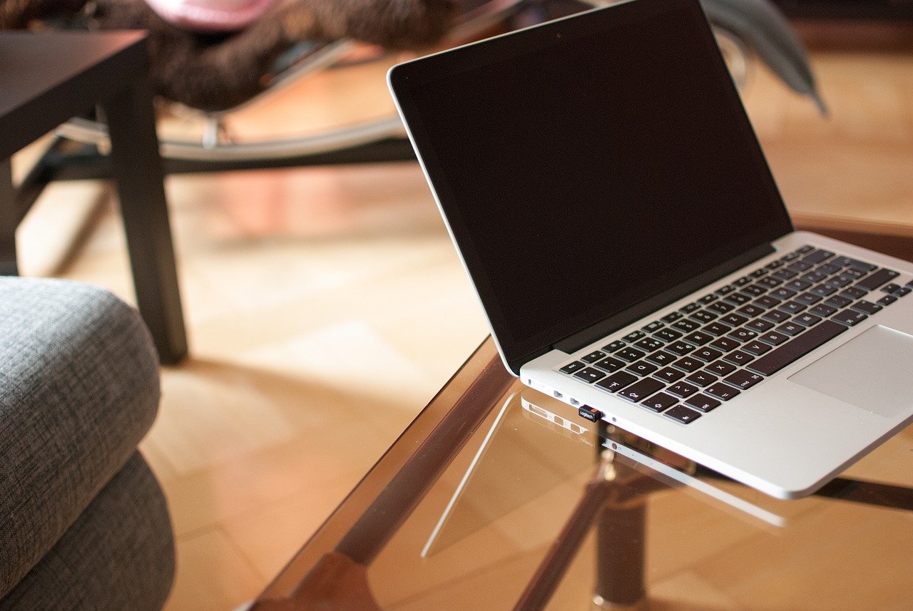 Photo of a laptop computer sitting on a coffee table