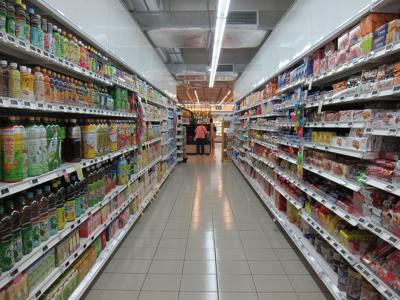 Photo of a grocery store shopping aisle.