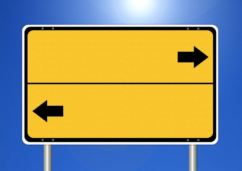 Photo of a blank sign pointing in two different directions