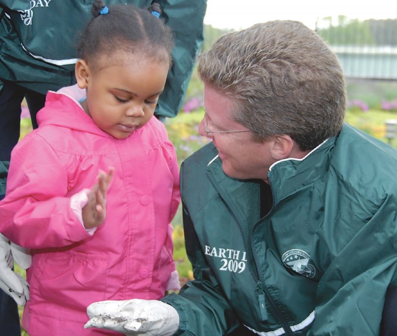 Secretary Donovan interacts with a young child during an Earth Day event