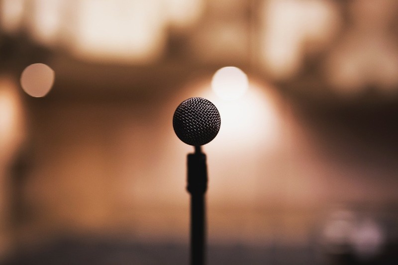 Photo of a microphone on top of a microphone stand