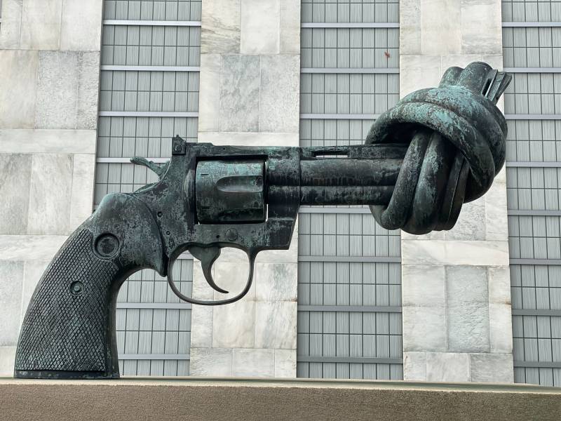 Photo of a statute of a handgun with the barrel tied into a knot